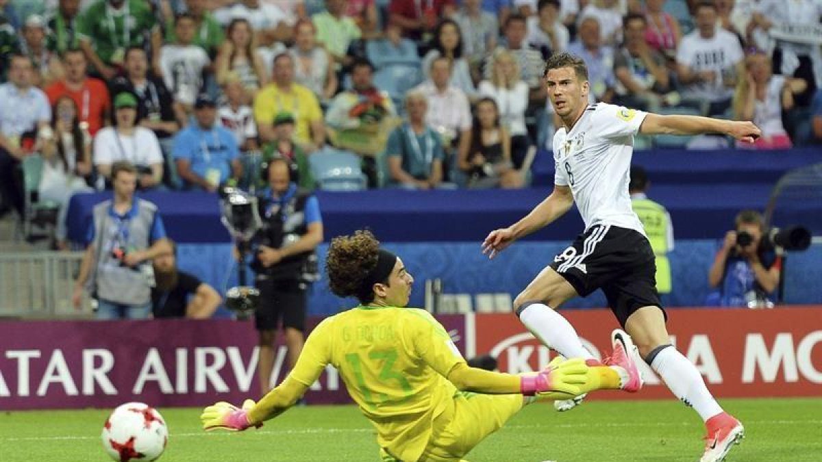 El centrocampista alemán Leon Goretzka (d) marca el 2-0 ante el portero mexicano Guillermo Ochoa (i) durante la semifinal de la Copa Confederaciones entre Alemania y México en el estadio Fisht en Sochi, Rusia-EFE