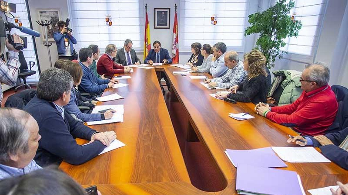 El consejero se citó ayer en Burgos con alcaldes de las zonas básicas de salud de la provincia.-RAÚL OCHOA