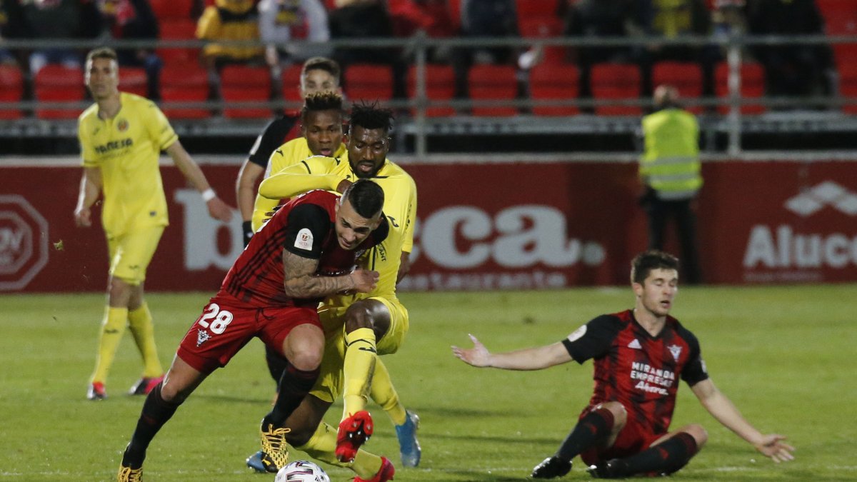 Antonio Sánchez conduce el balón. SANTI OTERO