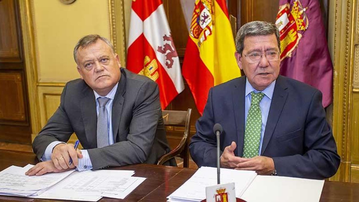 Rodríguez (izq) y Rico (dch) avanzaron ayer las líneas generales del presupuesto que prevé aprobarse para 2020.-S. O.