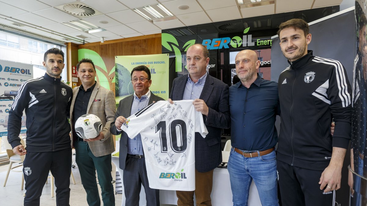 Julián Calero, Unai Elgezabal y Michel Zabaco acompañaron a los presidentes en el acto. S. O.