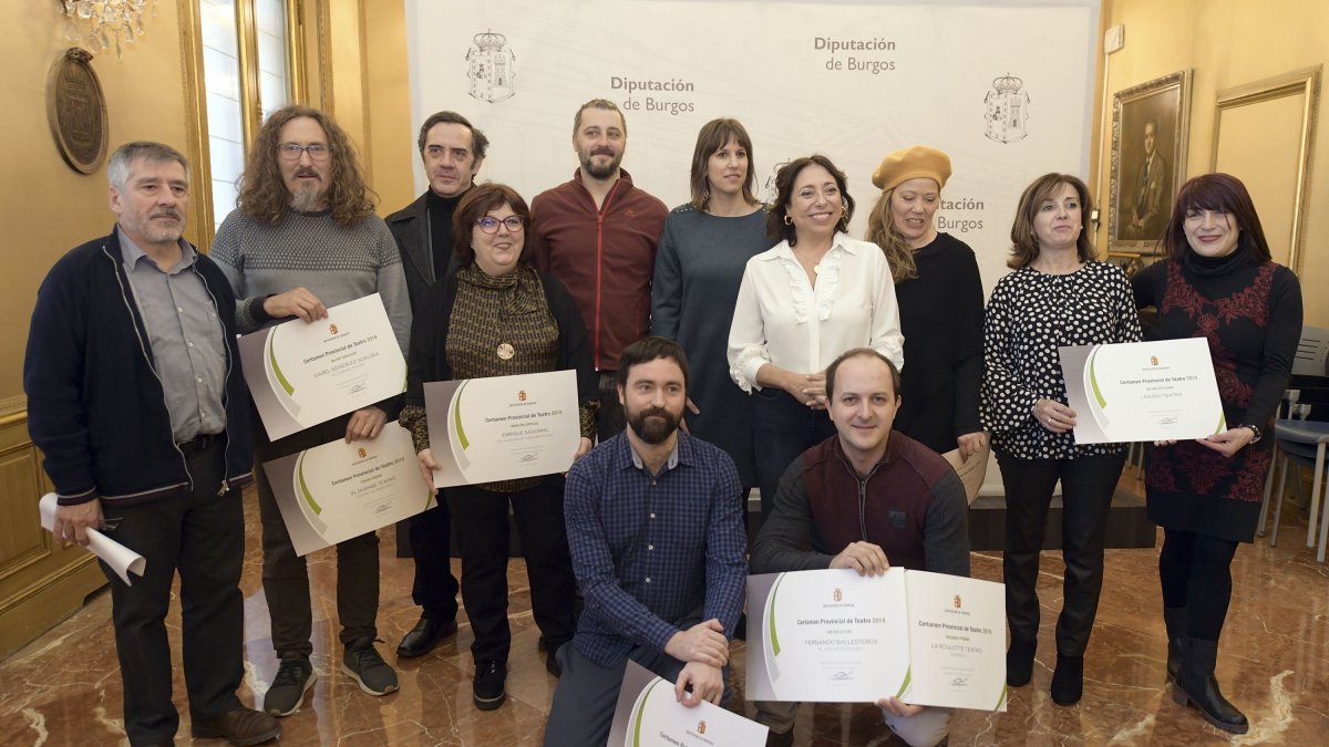 Recogida de premios en el Certamen Provincial de Teatro de la Diputación de Burgos. / RICARDO ORDÓÑEZ