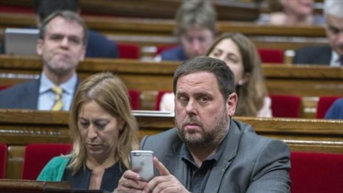 El vicepresidente económico de la Generalitat, Oriol Junqueras, en el Parlament.-FERRAN SENDRA