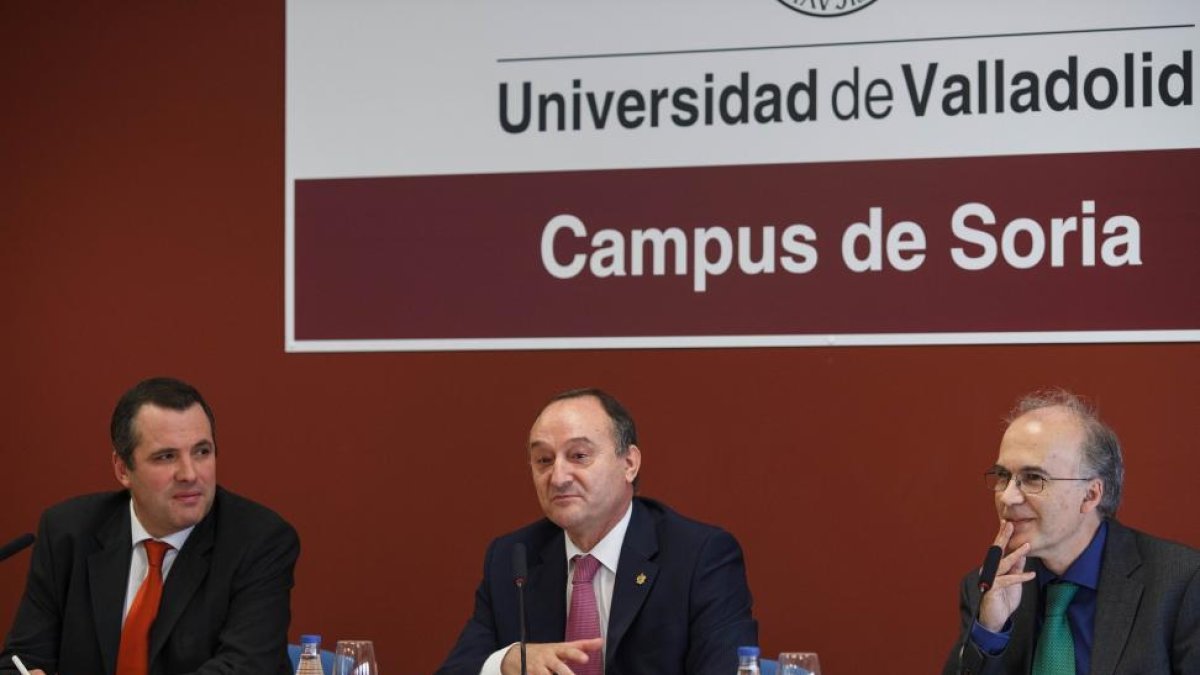 El rector de la Universidad de Valladolid, Daniel Miguel San José, durante la presentación de la oficina del Parque Científico de la UVa en Soria acompañado del vicerrector, Luis Miguel Bonilla (I) y de Jesús María de Andrés de la consejería de Educación(-Ical
