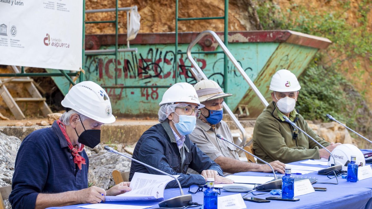 De izquierda a derecha, Juan Luis Arsauga, Javier Ortega, Eudald Carbonell y José María Bermúdez de Castro, en el balance de campaña. SANTI OTERO