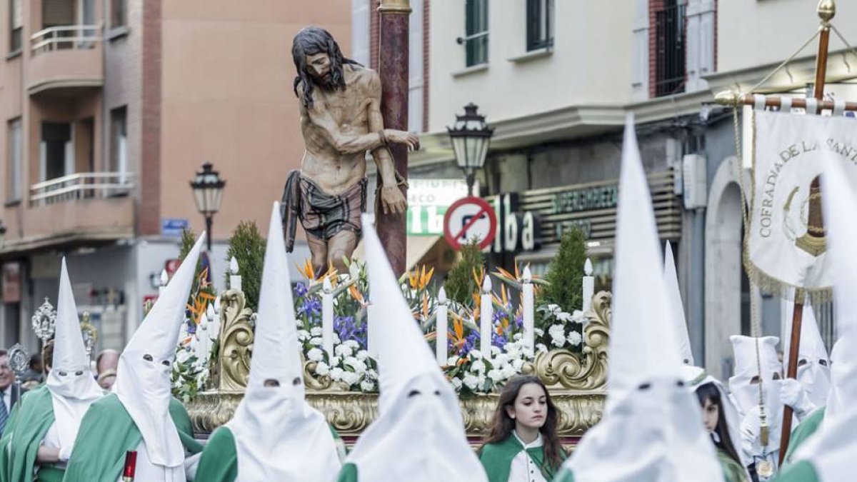 El paso de Jesús atado a la columna durante el Rosario Penitencial del Círculo Católico de Obreros.-Santi Otero