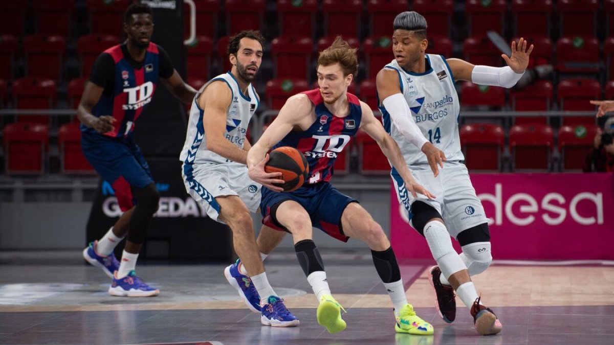 Benite y Rivero persiguen al jugador del Baskonia Raieste. A. BOUZO / ACB PHOTO