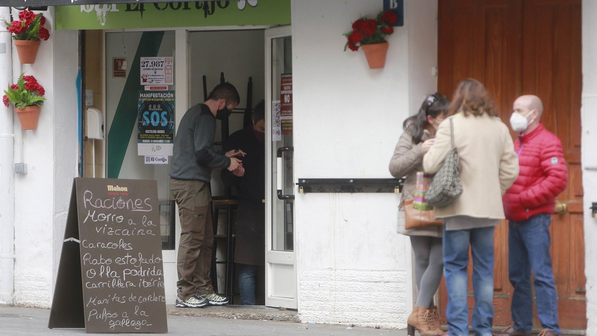 La comida para llevar es el único servicio permitido a la hostelería. ISRAEL L. MURILLO.