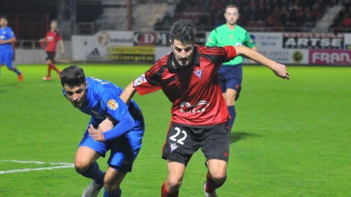 Álex García jugó los 90 minutos en Riazor.-JOSÉ ESTEBAN EGURROLA