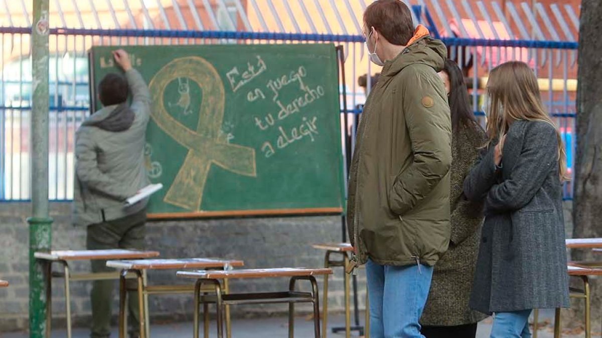 Intervención ayer en el patito del colegio de La Salle para mostrar su rechazo a la nueva ley que hoy volverán a realizar. RAÚL G. OCHOA