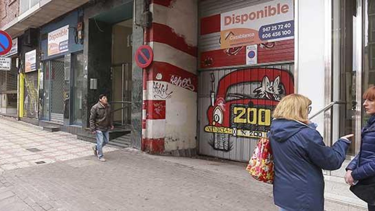 Estos locales han albergado a multitud de negocios durante décadas en el corazón del barrio de Gamonal.-R. OCHOA