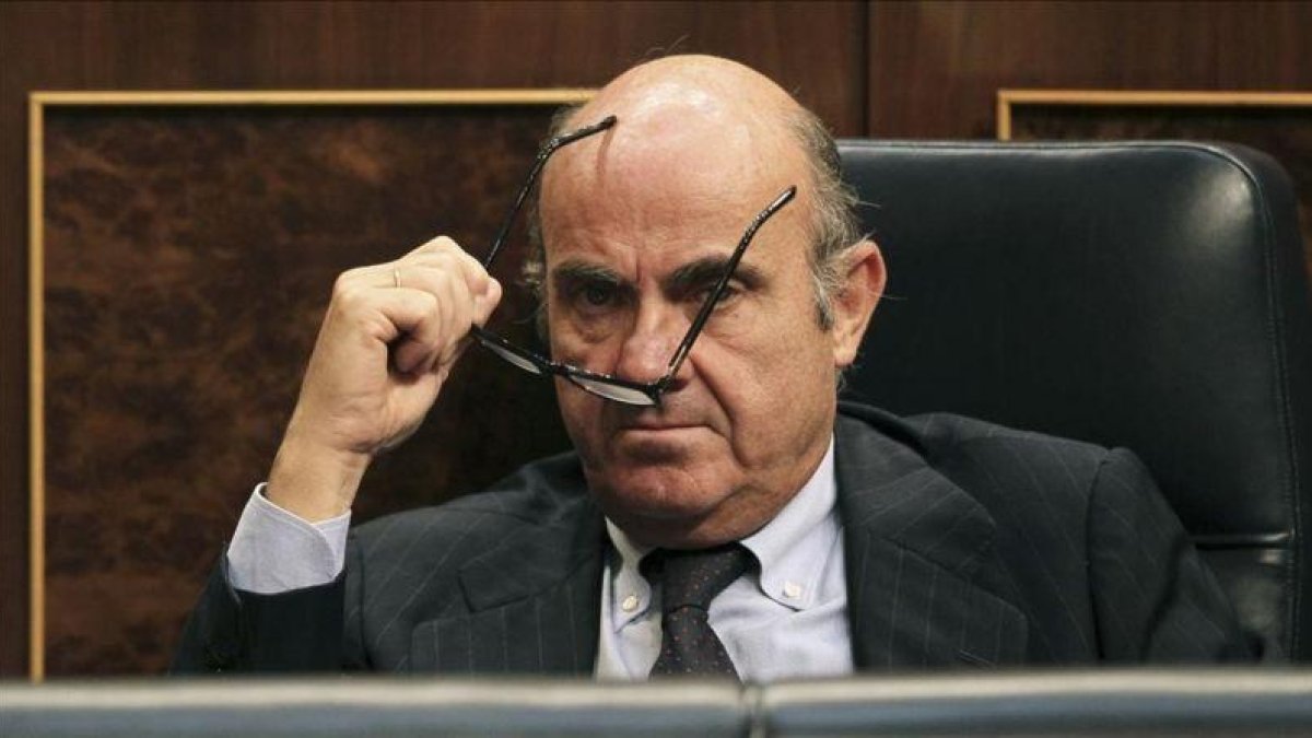 El ministro de Economía, Luis de Guindos, en su escaño del Congreso.-EFE / MARISCAL