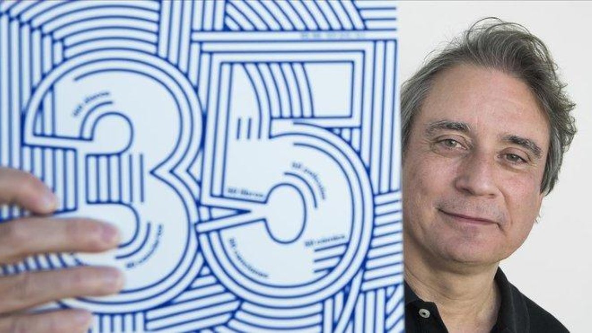 Santi Carrillo, director de ’Rockdelux’, fotografiado en la redacción de la revista esta semana con un ejemplar del especial de 35 años.-FERRAN SENDRA