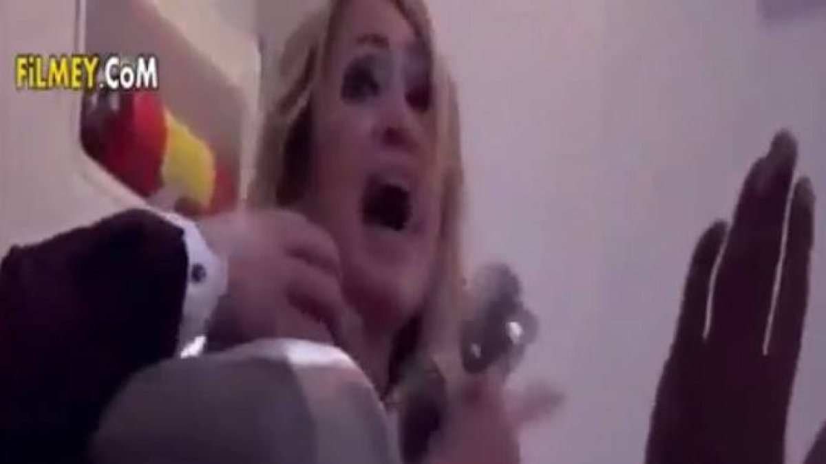 Un canal de televisión le gasta una broma pesada a Paris Hilton al hacerla creer que el avión en el que viaja está a punto de estrellarse.-Foyo: YOUTUBE