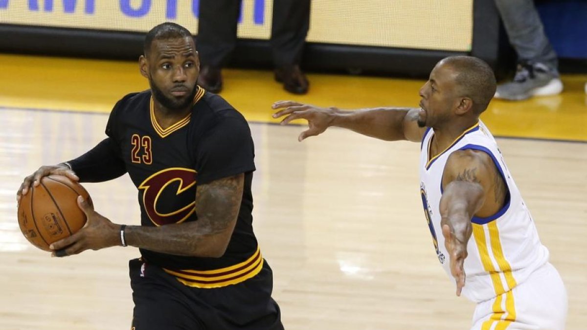 LeBron James trata de supera a Andre Iguodala, en el quinto partido de las finales de la NBA entre Cavaliers y Warriors, el lunes en Oakland.-EPA / JOHN G. MABANGLO