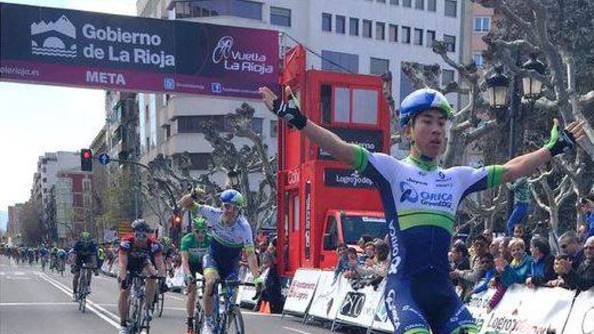 Los Orica celebran la victoria con Carlos Barbero al fondo.-