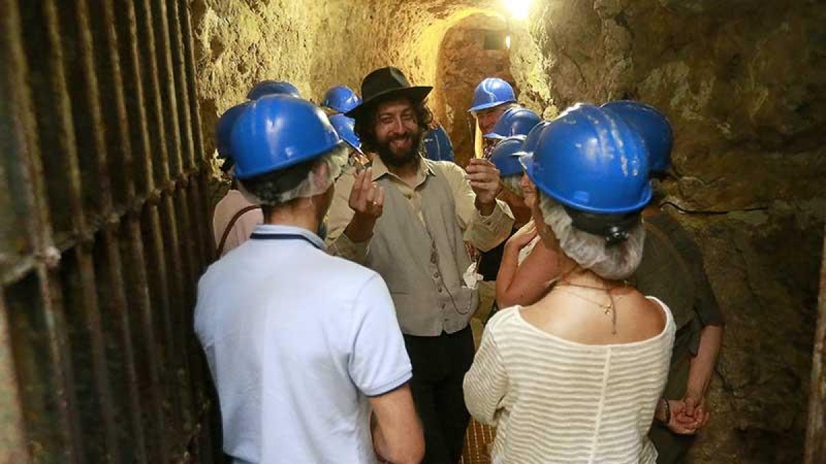 Leopoldo Centeno da unas últimas instrucciones a su ‘troupe’ de voluntarios antes de adentrarse en la galería del Castillo.-Raúl Ochoa