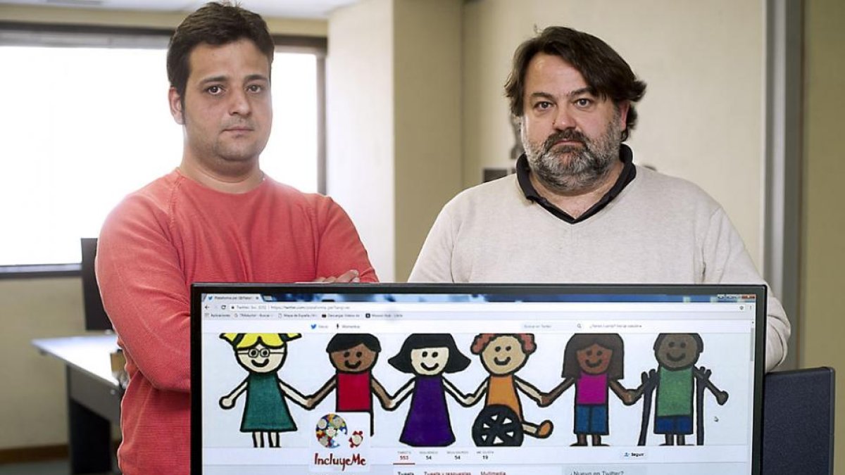 Fernando Pino y Fernando Garro posan con la cuenta de Twitter de su plataforma, en la que cuelgan información y noticias sobre inclusividad y accesibilidad.-ISRAEL L. MURILLO