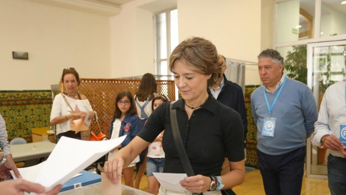 La ministra en funciones de Agricultura, Alimentación y Medio Ambiente, Isabel García Tejerina, vota en Valladolid-ICAL
