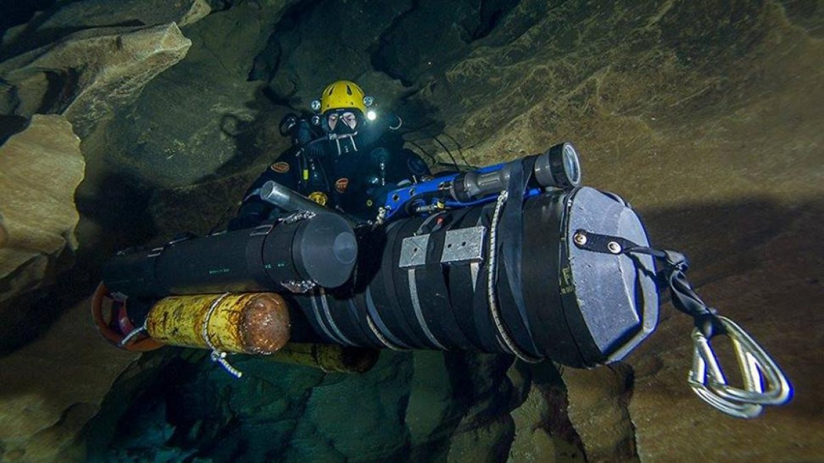 Uno de los miembros de la expedición bucea en el interior del Pozo Azul.-PETER GOOSENS (FACEBOOK POZO AZUL 2014)