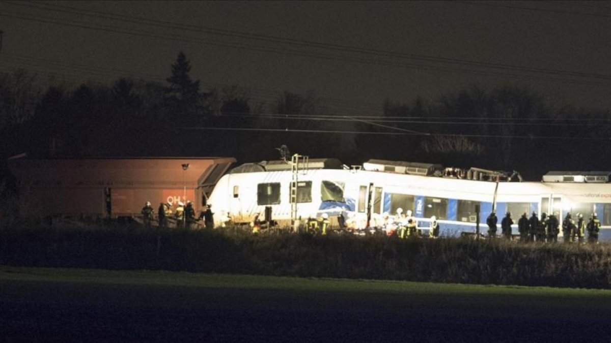 Choque de trenes cerca de Düsseldorf, en Alemania.-AP / AMULF STOFFEL