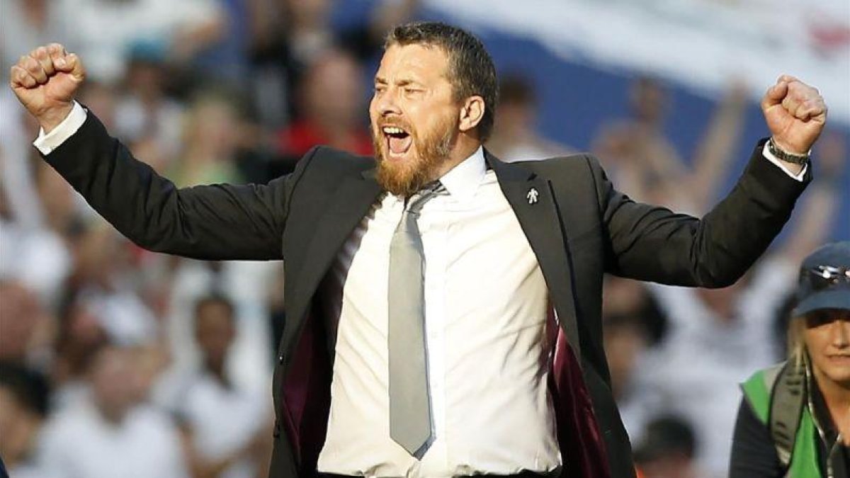 Jokanovic, técnico del Fulham, celebra eufórico el ascenso.-AFP / IAN KINGTON
