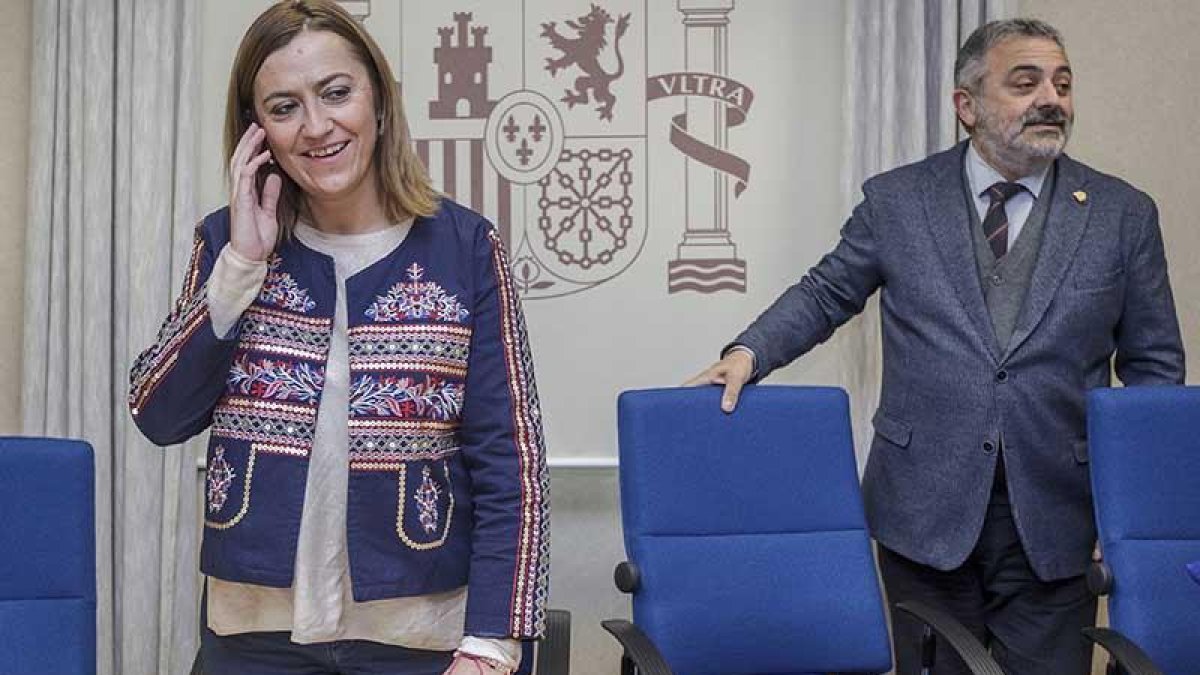 Virginia Barcones y Pedro de la Fuente, ayer, antes de la rueda de prensa en la Subdelegación del Gobierno.-SANTI OTERO