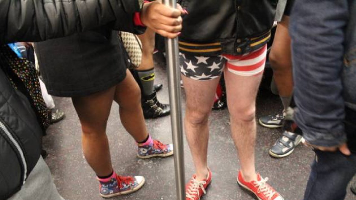 Pasajeros del metro de Nueva York viajan sin pantalones durante el
