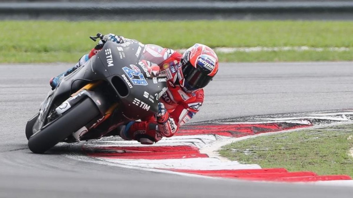 El australiano Casey Stoner, hoy, en los ensayos de Sepang (Malasia), con la Ducati.-