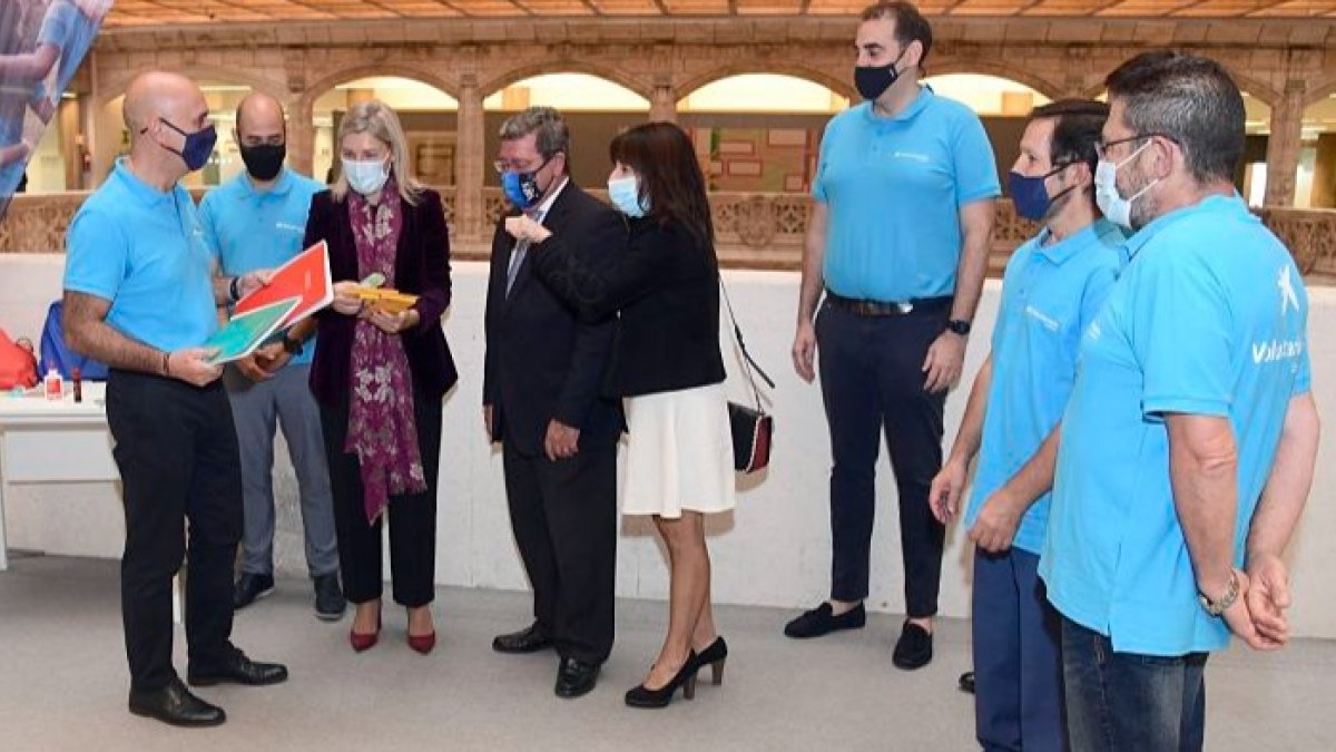 El presidente de la Diputación provincial de Burgos, César Rico; la directora territorial de CaixaBank en Castilla y León, Belén Martín, presentaron la campaña. ECB