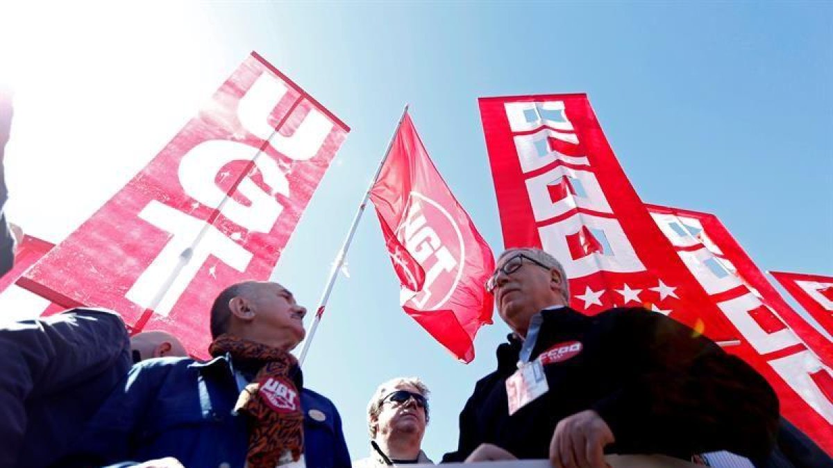 Toxo (d) y Pepe Álvarez (i), encabezan la manifestación.-EFE
