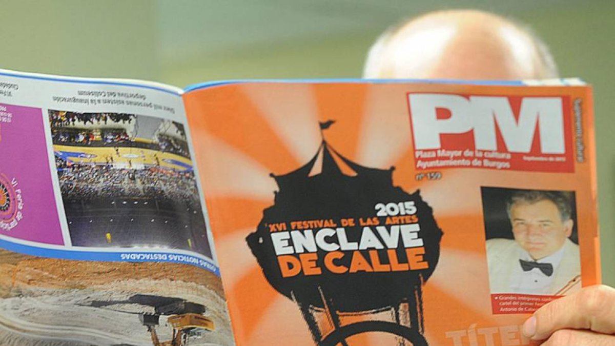 Un lector lee una de las últimas revistas de Plaza Mayor en papel.-ISRAEL L. MURILLO
