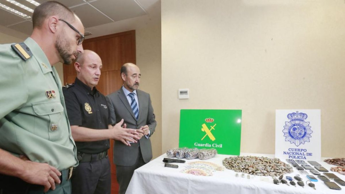 Imagen de una operación conjunta de Policía Nacional y Guardia Civil contra el tráfico de drogas del pasado año.-RAÚL G. OCHOA