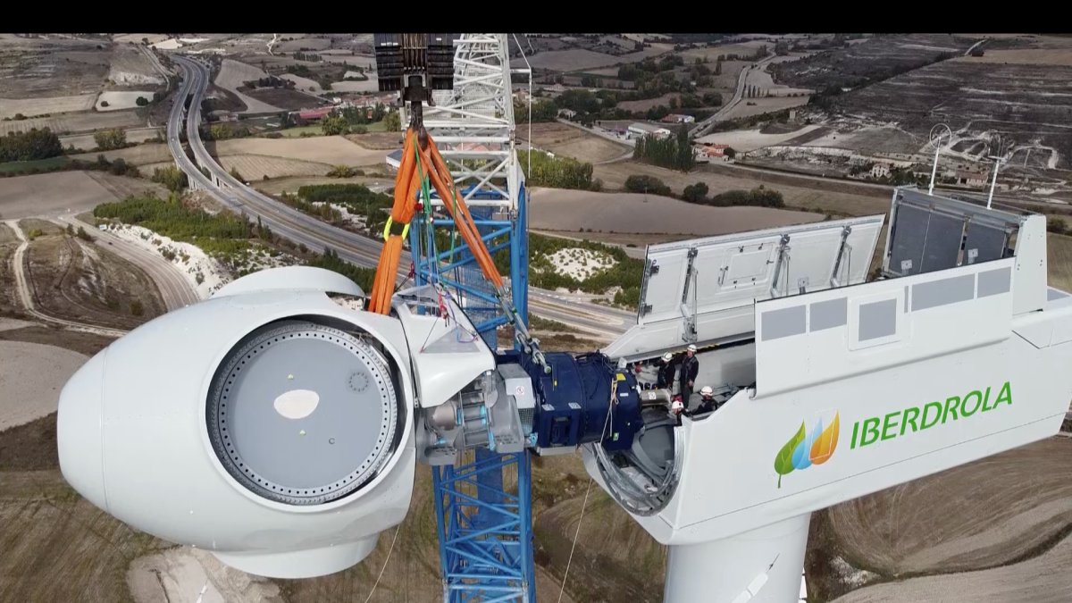 Imagen de la instalación del primer aerogenerador del complejo eólico Herrera II Burgos. ECB