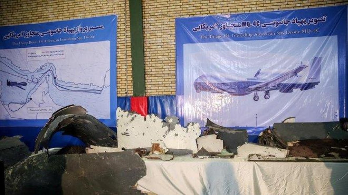 Exposición del dron estadounidense derribado por Irán el pasado viernes.-MEGHDAD MADADI (TASMIN)