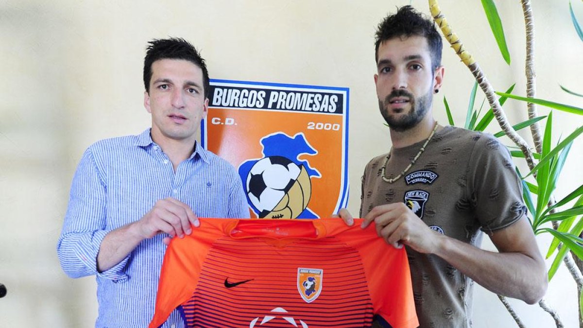 David Pereda y Gabri Ortega posan con la camiseta del Promesas.-ISRAEL L. MURILLO