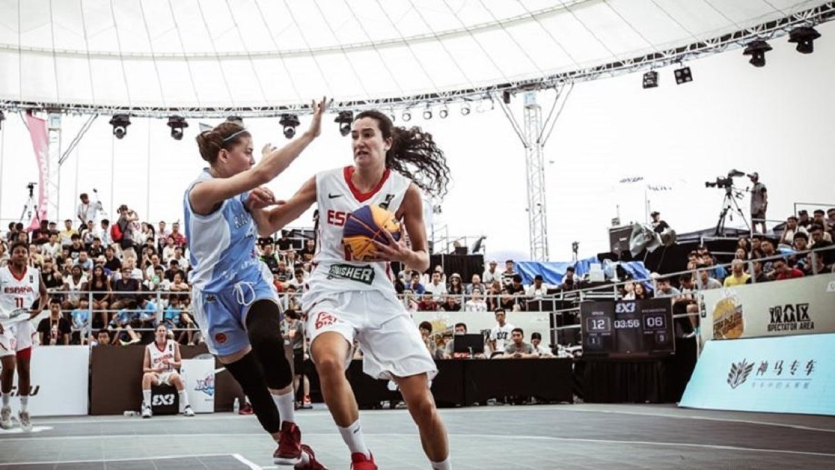 Sofía Galerón fuerza la penetración durante un partido de la primera fase.-FIBA