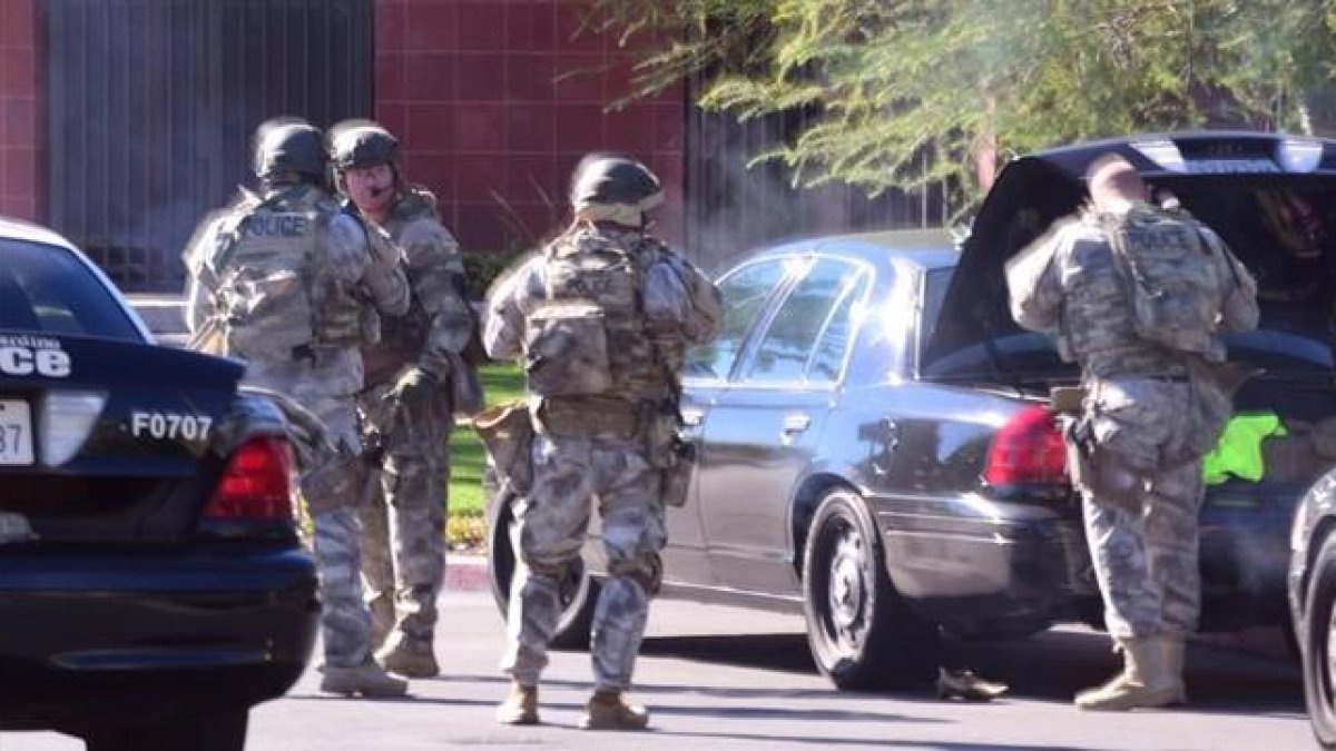 Un equipo del SWAT llega a la escena del tiroteo en San Bernardino, California.-AP / DOUG SAUNDERS