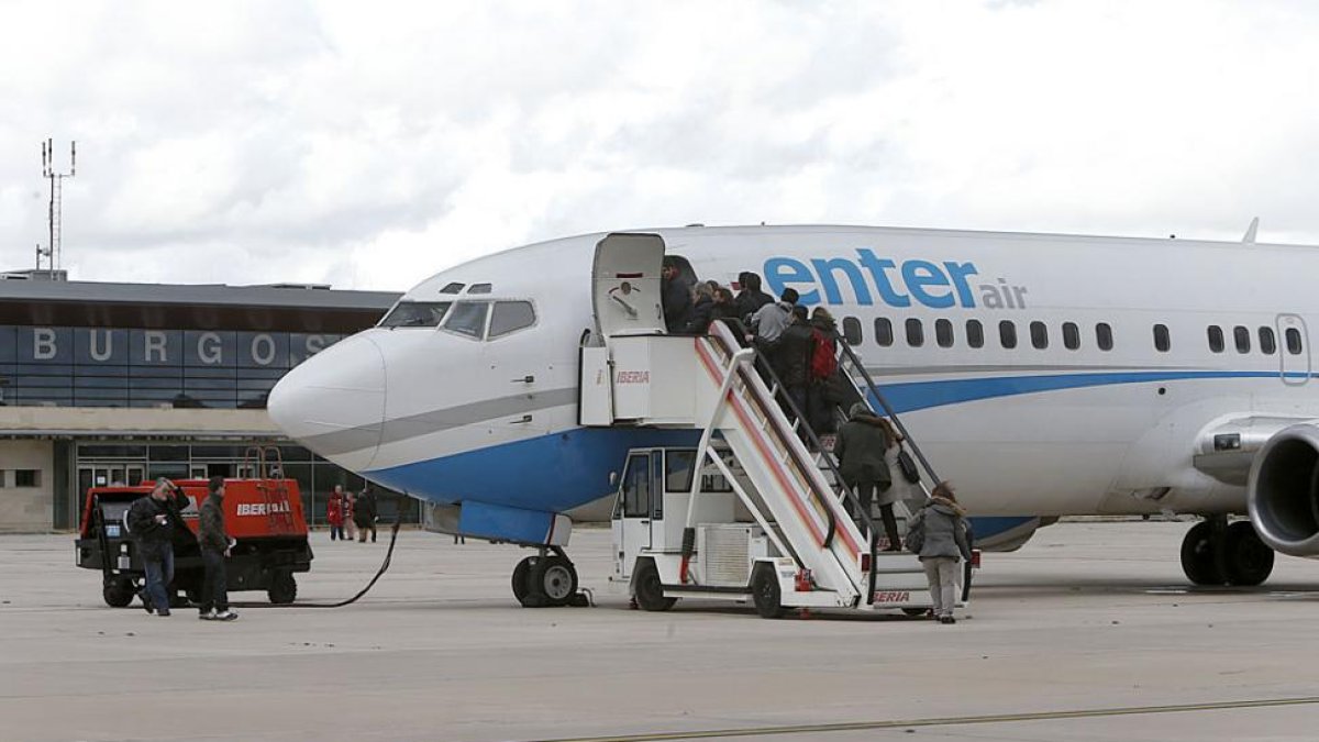 Pasajeros suben a un avión en el aeropuerto de Burgos.-ISRAEL L. MURILLO