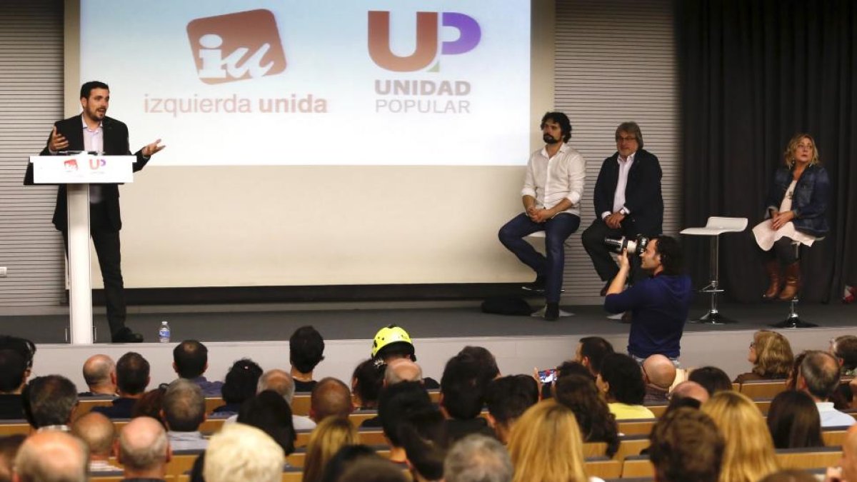 El candidato a la Presidencia del Gobierno por Unidad Popular, Alberto Garzón, participa en un acto público en la capital leonesa. Le acompañan el coordinador de Izquierda Unida en Castilla y León, José María González, y el procurador de IU-Equo en las Co-Ical