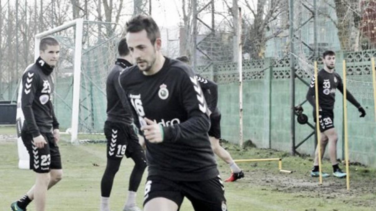 Carlos Álvarez durante un entrenamiento con el Racing de Santander.-vavel.com