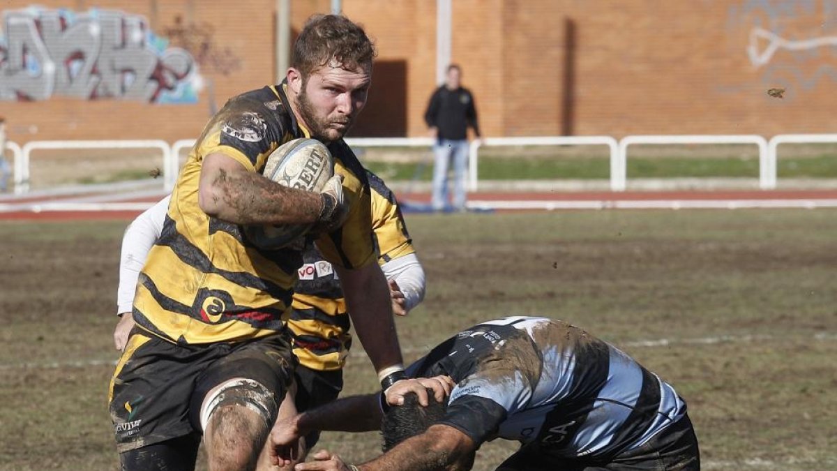 Brendan Campbell aparta a un rival en un lance del partido disputado ayer en San Amaro.-SANTI OTERO