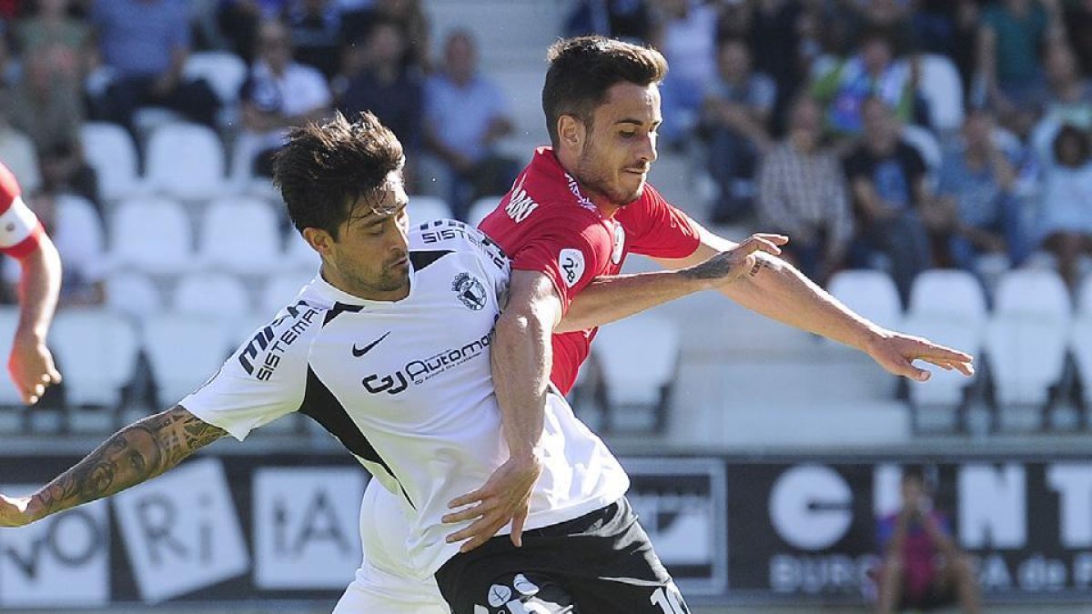 Pisculichi protege el esférico ante el acoso de un jugador del Salamanca el pasado domingo en Liga.-I. L. Murillo