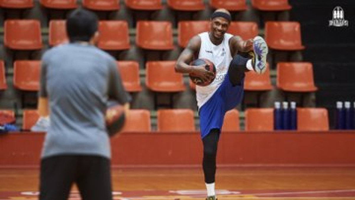 McFadden completa un ejercicio bajo la supervisión de Daniel Hernández, el preparador físico del San Pablo. TWITTER / @SANPABLOBURGOS