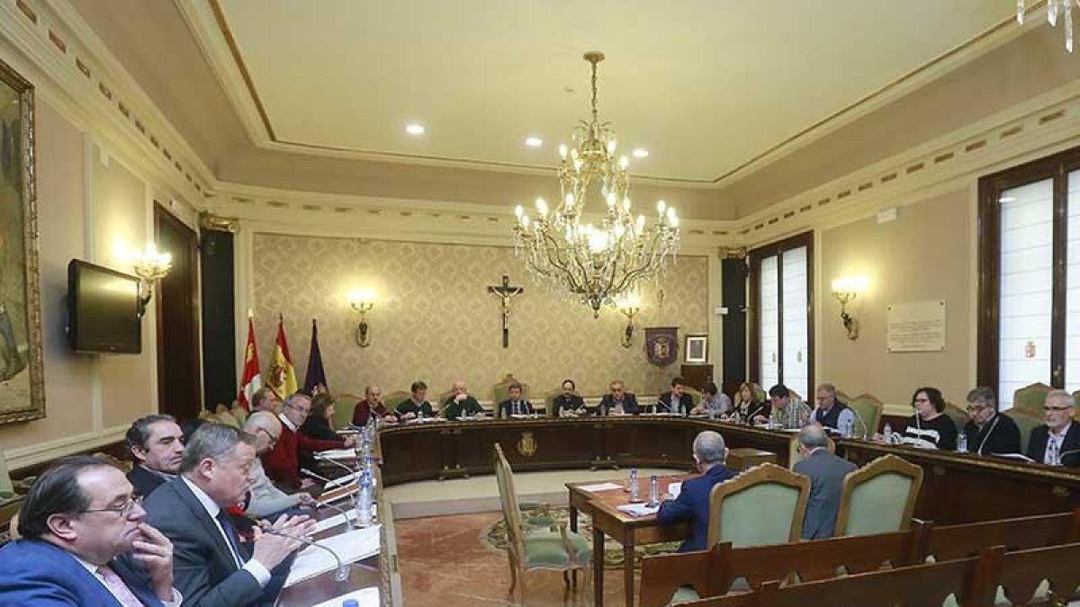 Lorenzo Rodríguez (a la izq.) durante la defensa de la propuesta que logró el voto unánime de la corporación.-R. G.O.
