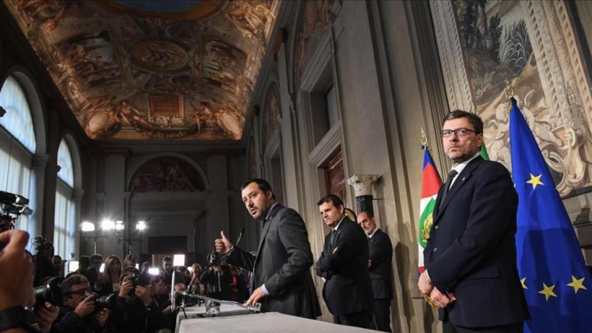 El líder de la Liga, Matteo Salvani, en una rueda de prensa tras reunirse con el presidente italiano Sergio Mattarella.-/ ALESSANDRO DI MEO (ROMA)