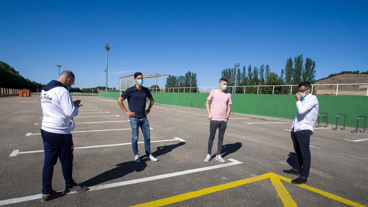 El trío arbitral y el delegado del Uxama esperan el momento de cerrar el acta tras la incomparecencia del Real Burgos. TOMAS ALONSO