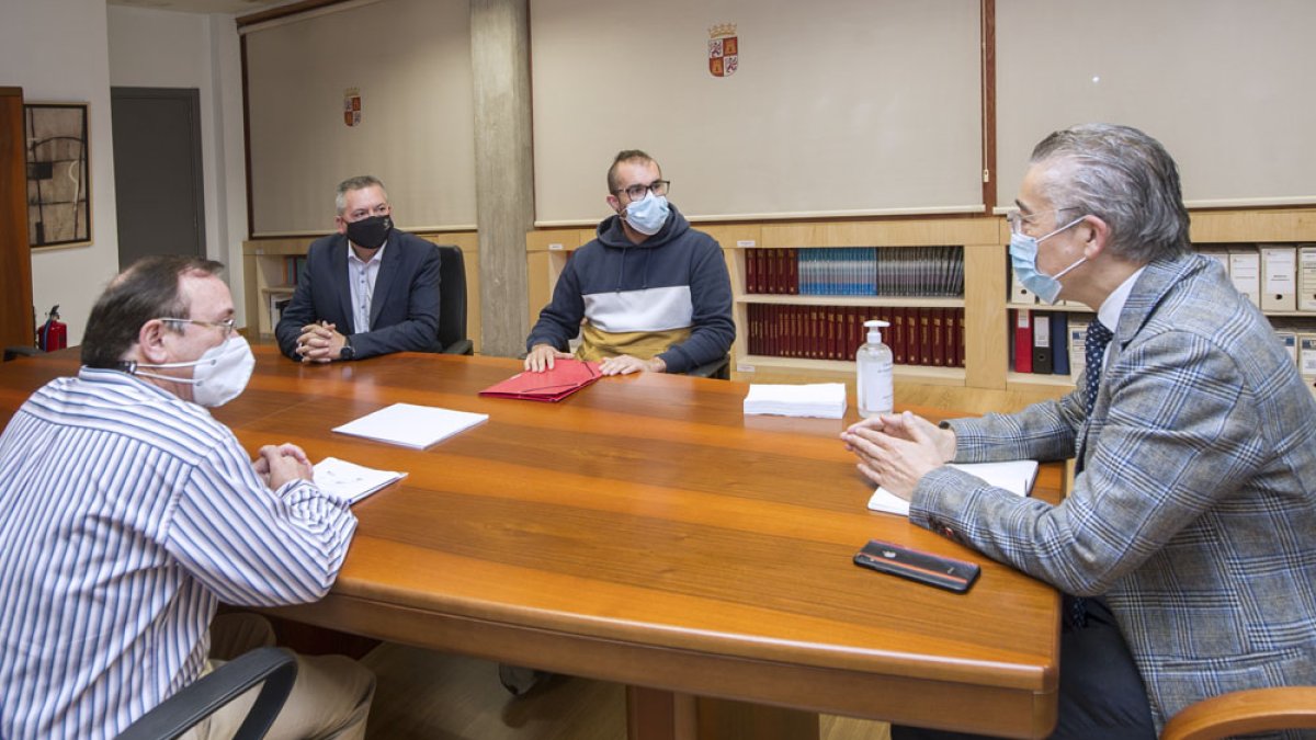 Junto al delegado (d) y el alcalde (a su derecha) estuvieron también varios representantes municipales de la localidad. I.L.M.
