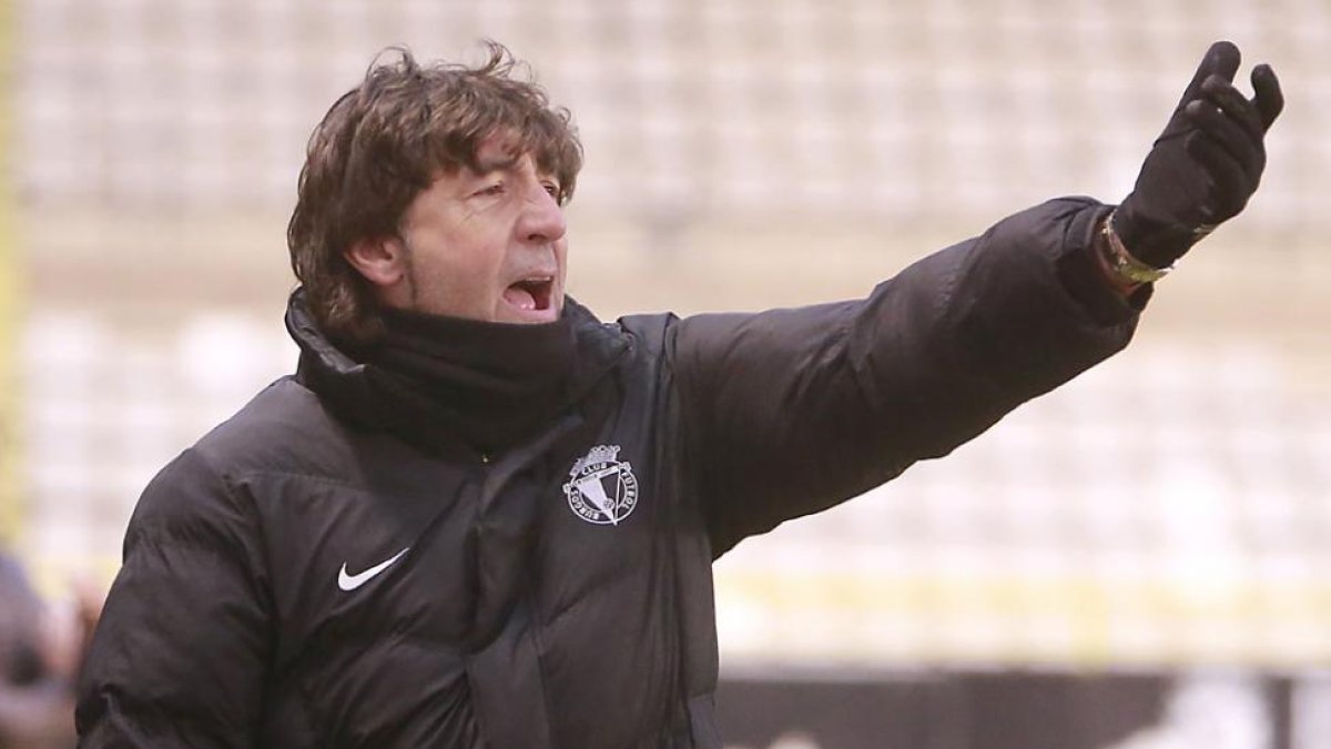 Patxi Salinas da instrucciones a sus jugadores durante un partido disputado en El Plantío-Raúl G. Ochoa