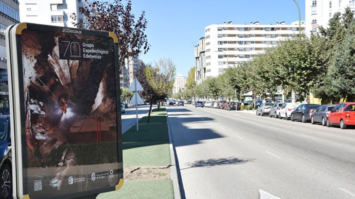 Mupi con una de las fotografías en la avenida de Cantabria. ECB